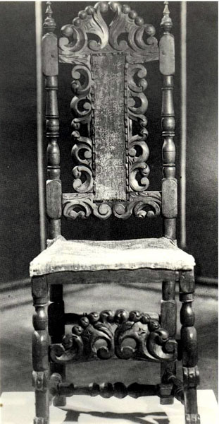 Кресло, на котором, по преданию, сидел Петр 1, при посещении Косино. Это кресло долгое время хранилось в Косинской церкви, а позднее было перевезено в Дом-музей Петра 1 в Коломенском, где и находится в настоящее время.