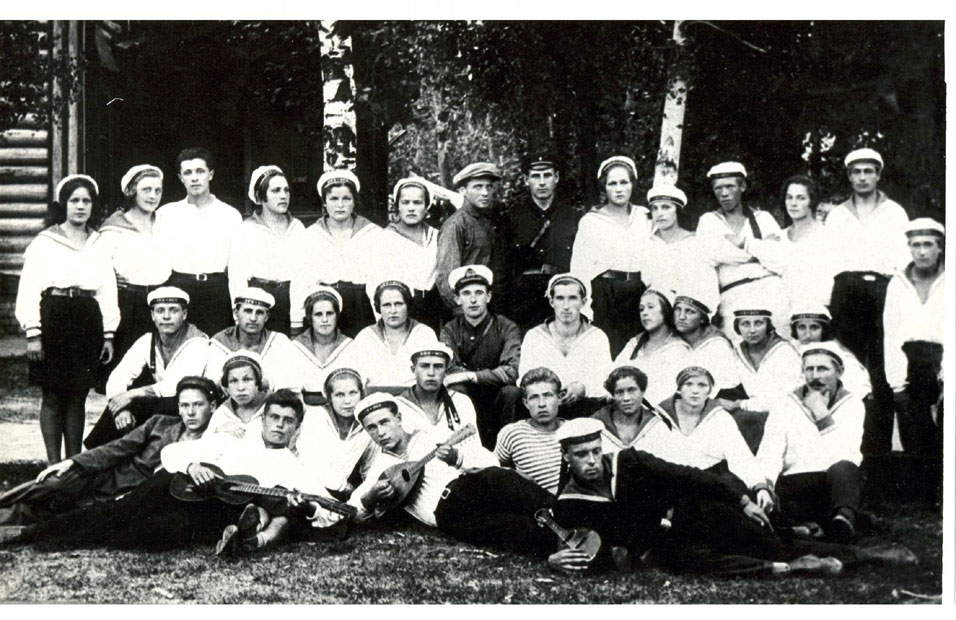 1928 год. Молодежь Косинской трикотажной фабрики организовала Морской клуб.